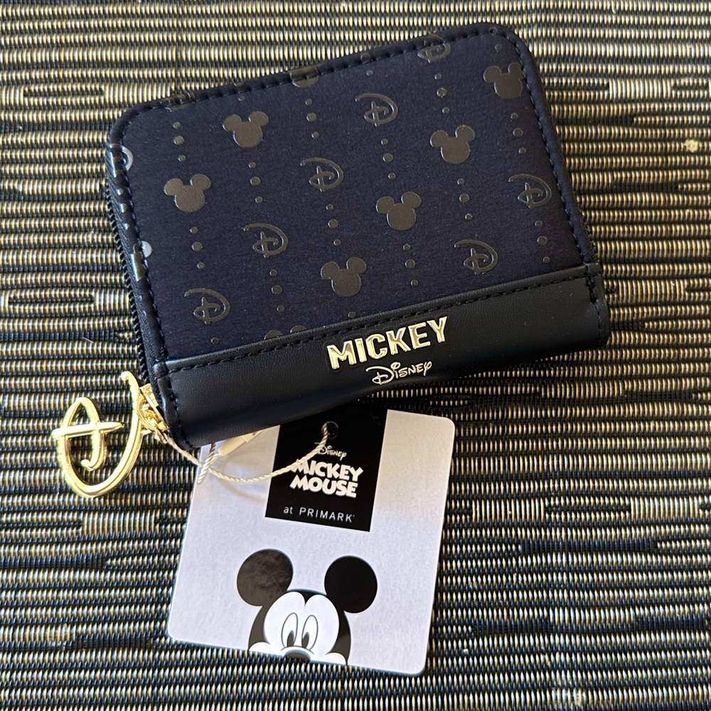 NWT. Primark Disney’s Mickey Mouse Zipper Closure Small Wallet